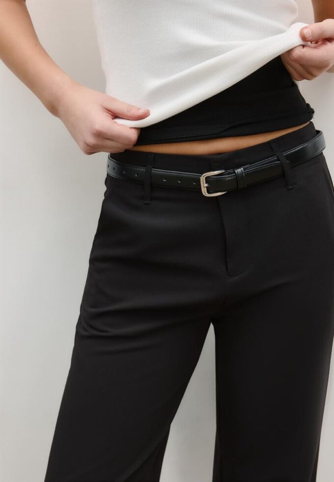 Soepelvallende, rechte broek met riem Soepelvallende, rechte broek met riem