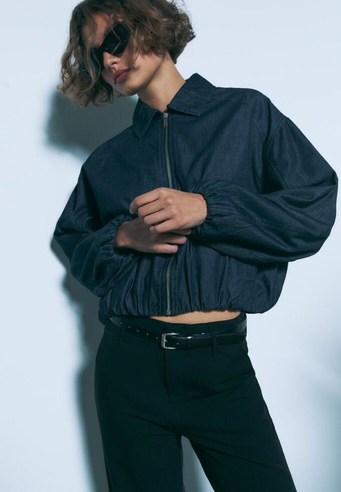 Soepelvallende, rechte broek met riem Soepelvallende, rechte broek met riem