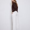 Soepelvallende, rechte broek met riem Soepelvallende, rechte broek met riem