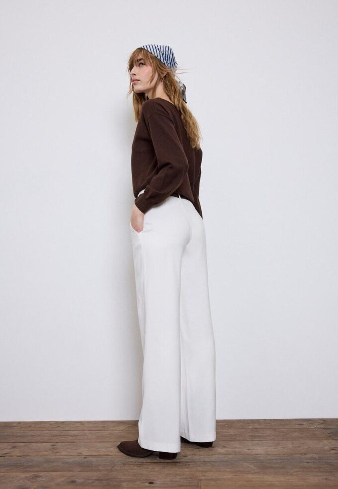 Soepelvallende, rechte broek met riem Soepelvallende, rechte broek met riem