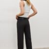 Soepelvallende, rechte broek met riem Soepelvallende, rechte broek met riem