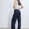 Soepelvallende, rechte broek met riem Soepelvallende, rechte broek met riem