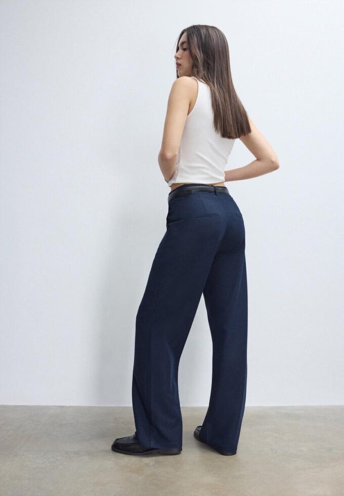 Soepelvallende, rechte broek met riem Soepelvallende, rechte broek met riem