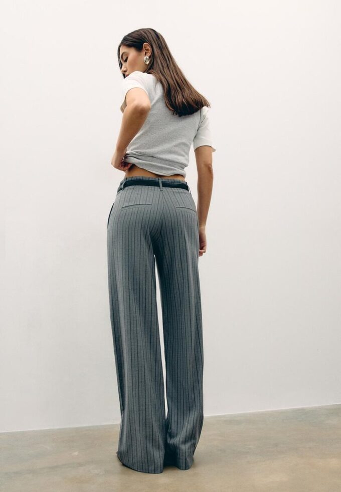 Soepelvallende, rechte broek met riem Soepelvallende, rechte broek met riem