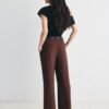 Soepelvallende, rechte broek met riem Soepelvallende, rechte broek met riem