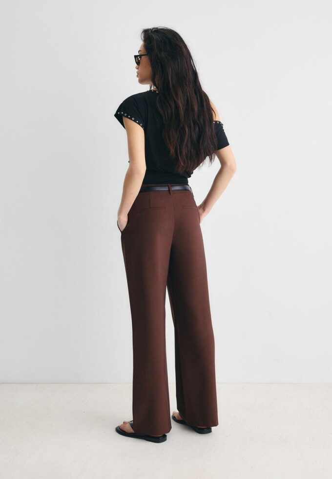 Soepelvallende, rechte broek met riem Soepelvallende, rechte broek met riem
