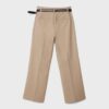 Soepelvallende, rechte broek met riem Soepelvallende, rechte broek met riem