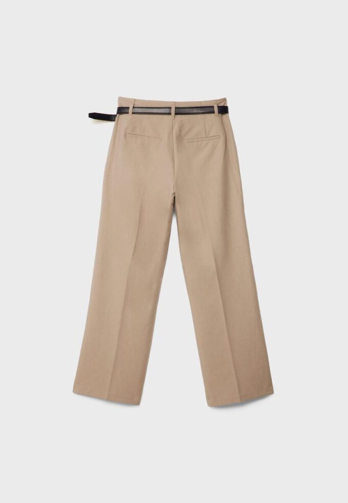 Soepelvallende, rechte broek met riem Soepelvallende, rechte broek met riem