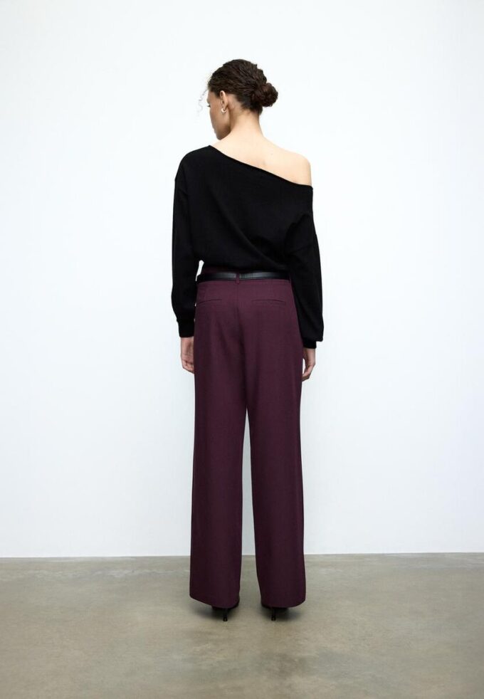 Soepelvallende, rechte broek met riem Soepelvallende, rechte broek met riem