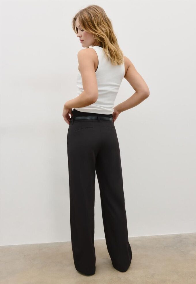 Soepelvallende, rechte broek met riem Soepelvallende, rechte broek met riem