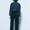 Soepelvallende, rechte broek met riem Soepelvallende, rechte broek met riem