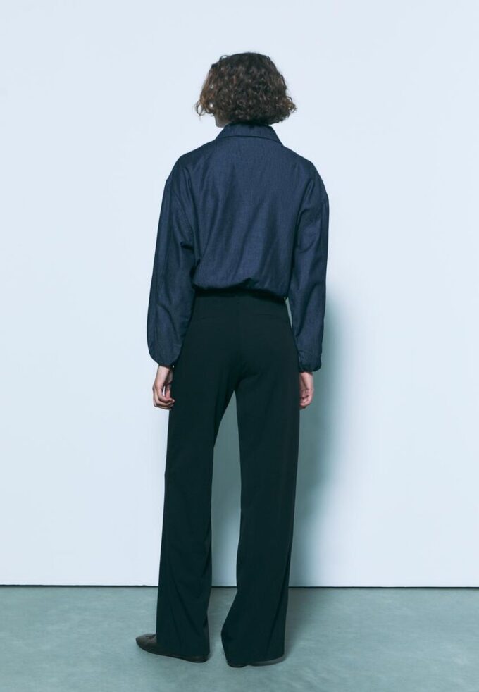 Soepelvallende, rechte broek met riem Soepelvallende, rechte broek met riem