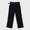 Soepelvallende, rechte broek met riem Soepelvallende, rechte broek met riem