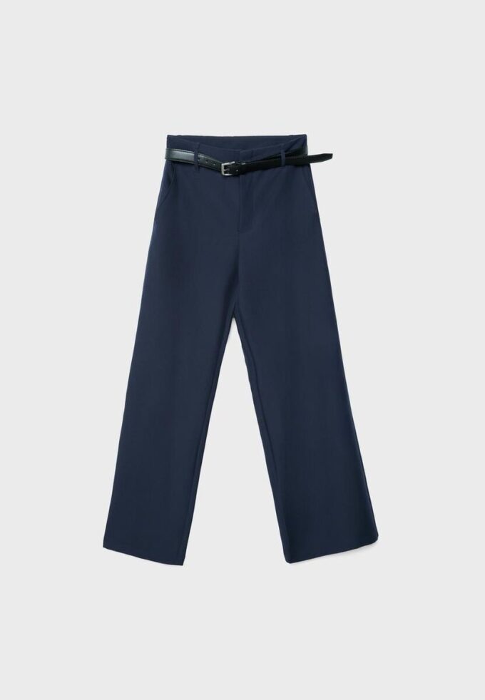 Soepelvallende, rechte broek met riem Soepelvallende, rechte broek met riem