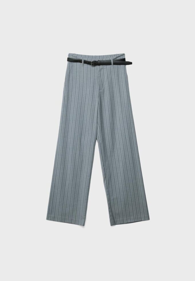 Soepelvallende, rechte broek met riem Soepelvallende, rechte broek met riem