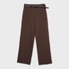 Soepelvallende, rechte broek met riem Soepelvallende, rechte broek met riem