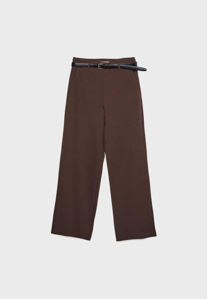 Soepelvallende, rechte broek met riem Soepelvallende, rechte broek met riem