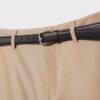 Soepelvallende, rechte broek met riem Soepelvallende, rechte broek met riem