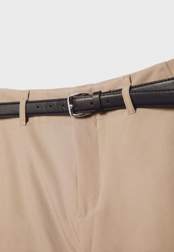 Soepelvallende, rechte broek met riem Soepelvallende, rechte broek met riem