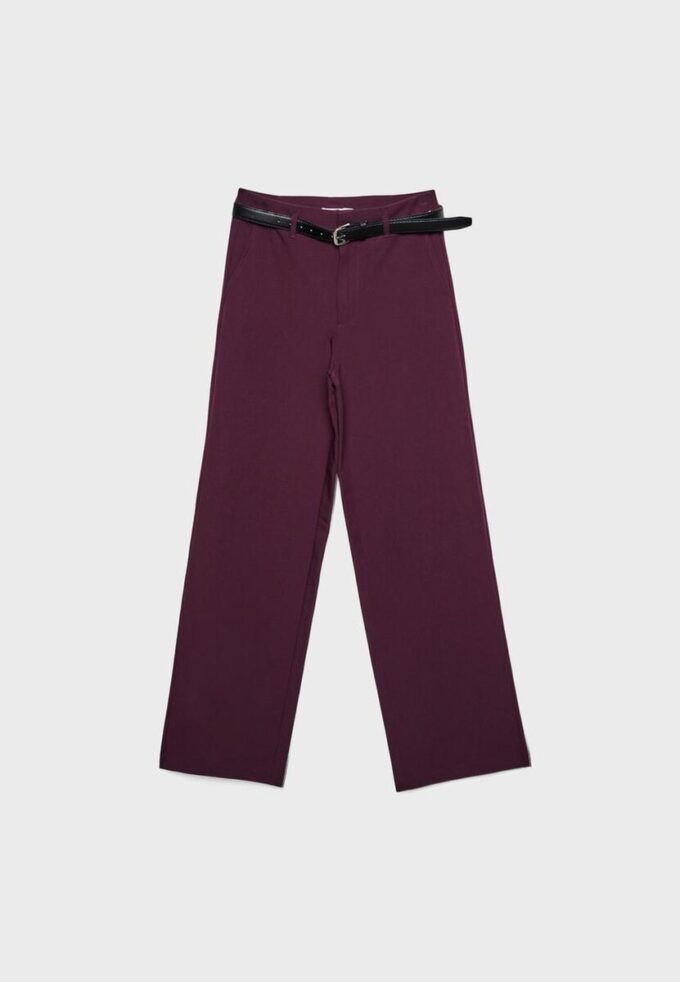 Soepelvallende, rechte broek met riem Soepelvallende, rechte broek met riem