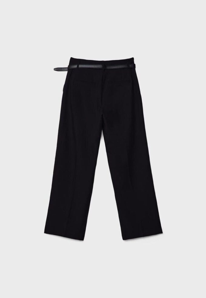 Soepelvallende, rechte broek met riem Soepelvallende, rechte broek met riem