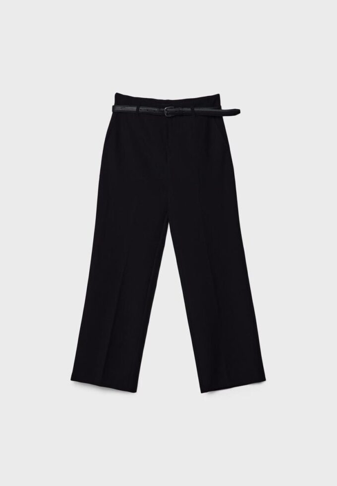Soepelvallende, rechte broek met riem Soepelvallende, rechte broek met riem
