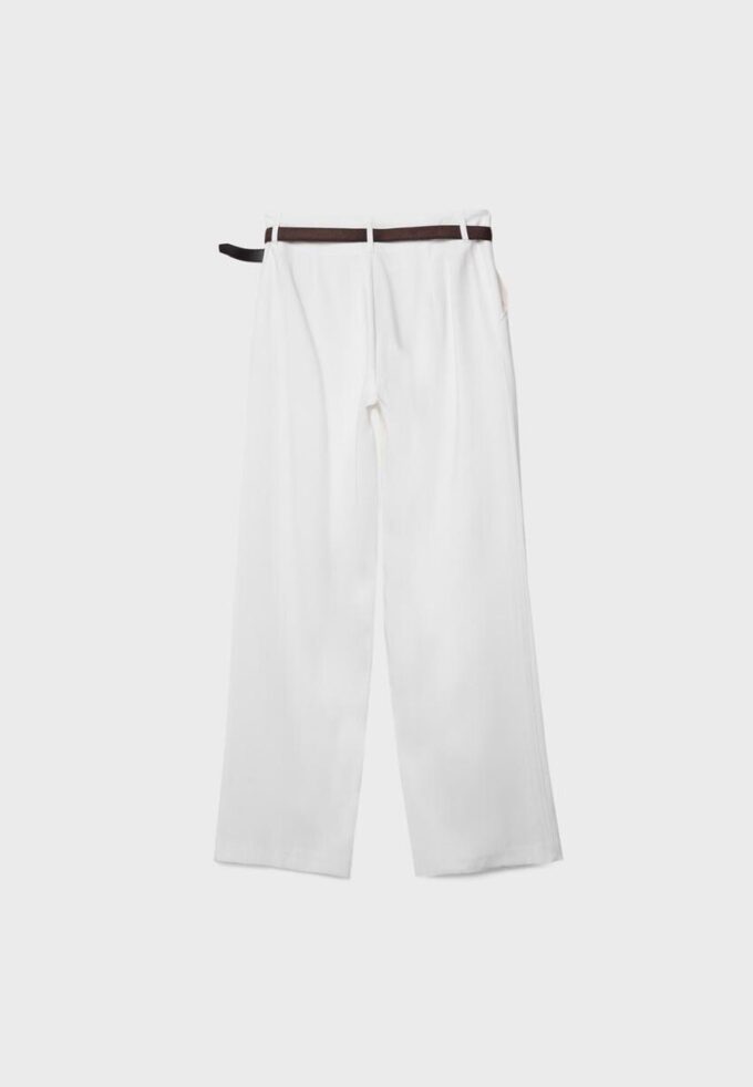 Soepelvallende, rechte broek met riem Soepelvallende, rechte broek met riem