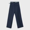 Soepelvallende, rechte broek met riem Soepelvallende, rechte broek met riem