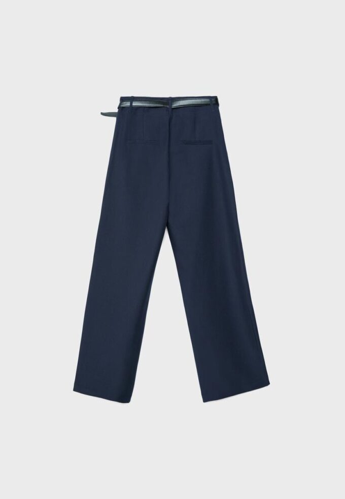 Soepelvallende, rechte broek met riem Soepelvallende, rechte broek met riem