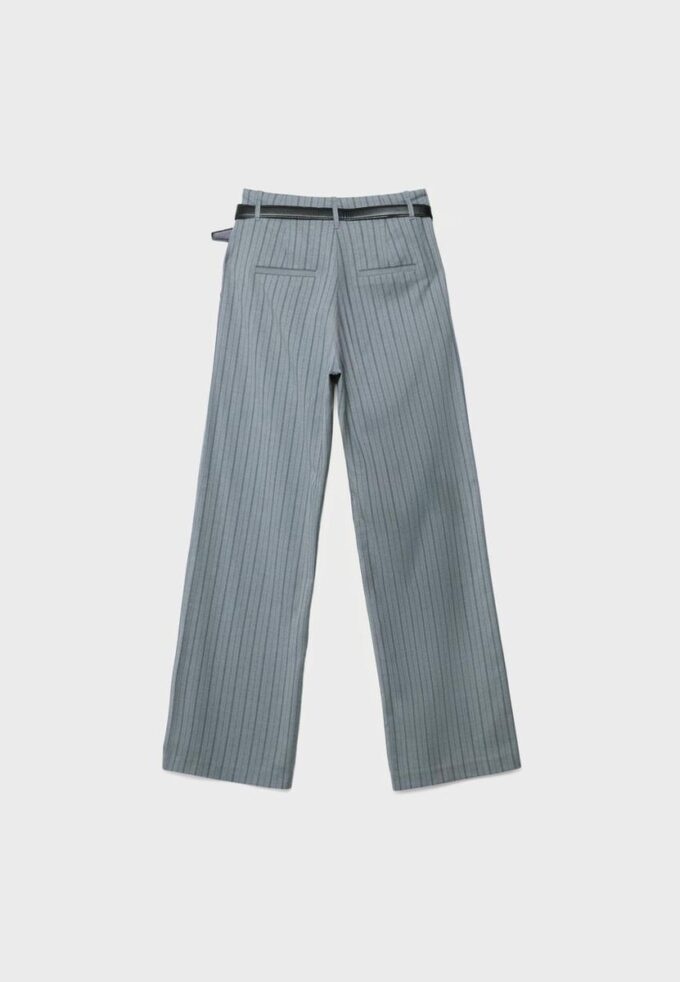 Soepelvallende, rechte broek met riem Soepelvallende, rechte broek met riem