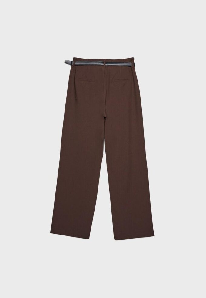 Soepelvallende, rechte broek met riem Soepelvallende, rechte broek met riem