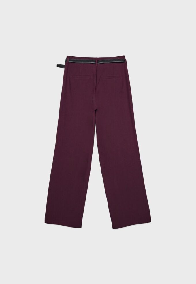 Soepelvallende, rechte broek met riem Soepelvallende, rechte broek met riem