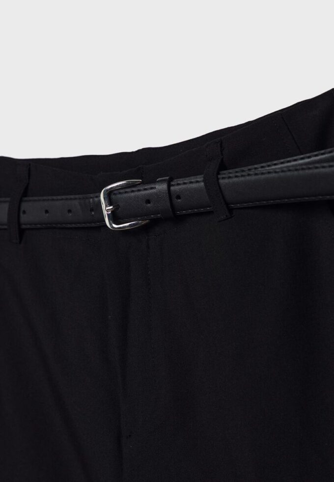 Soepelvallende, rechte broek met riem Soepelvallende, rechte broek met riem