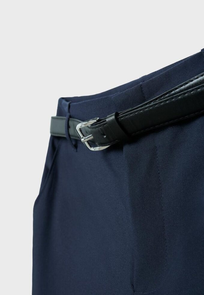 Soepelvallende, rechte broek met riem Soepelvallende, rechte broek met riem