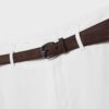 Soepelvallende, rechte broek met riem Soepelvallende, rechte broek met riem