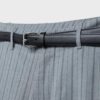 Soepelvallende, rechte broek met riem Soepelvallende, rechte broek met riem