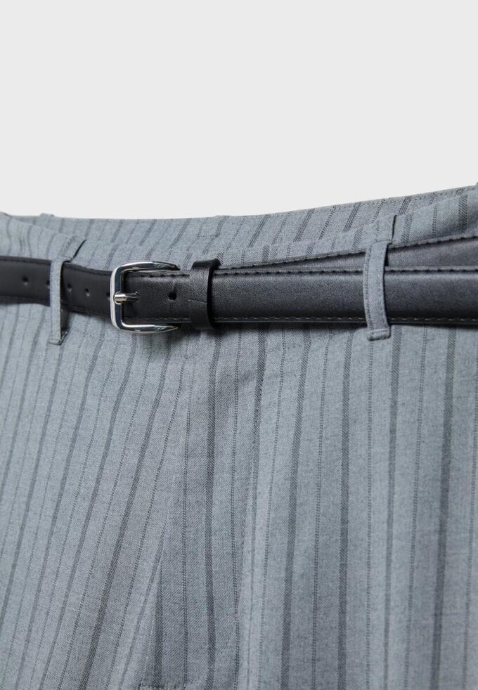 Soepelvallende, rechte broek met riem Soepelvallende, rechte broek met riem