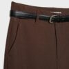 Soepelvallende, rechte broek met riem Soepelvallende, rechte broek met riem