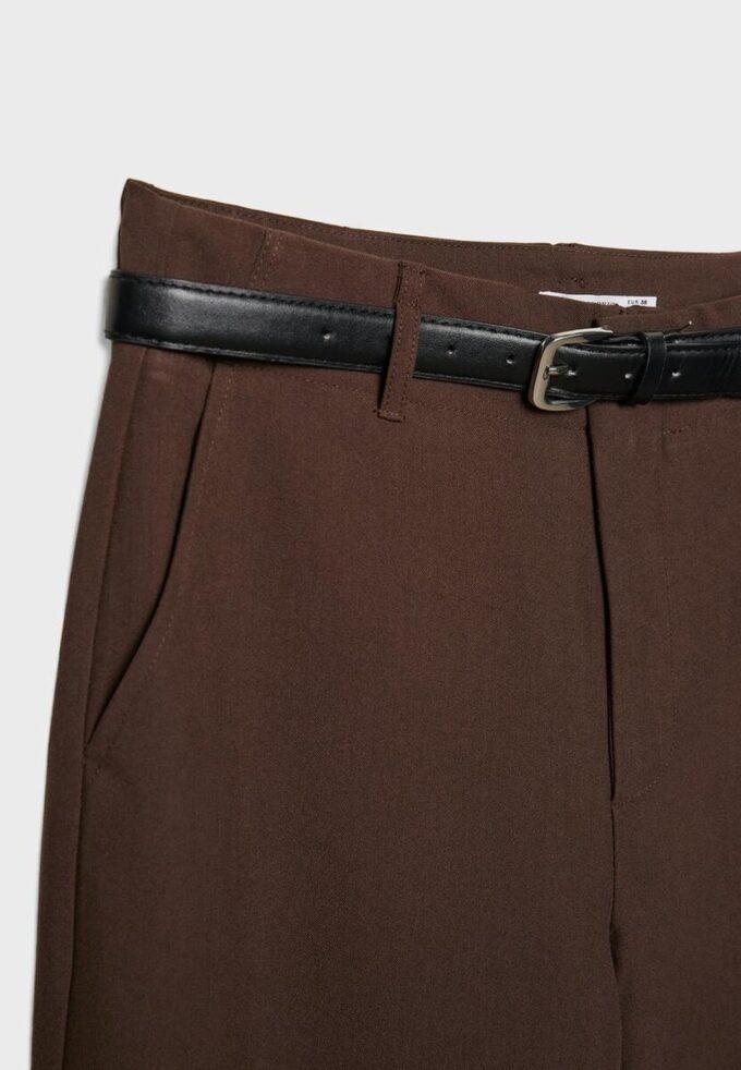 Soepelvallende, rechte broek met riem Soepelvallende, rechte broek met riem