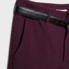 Soepelvallende, rechte broek met riem Soepelvallende, rechte broek met riem