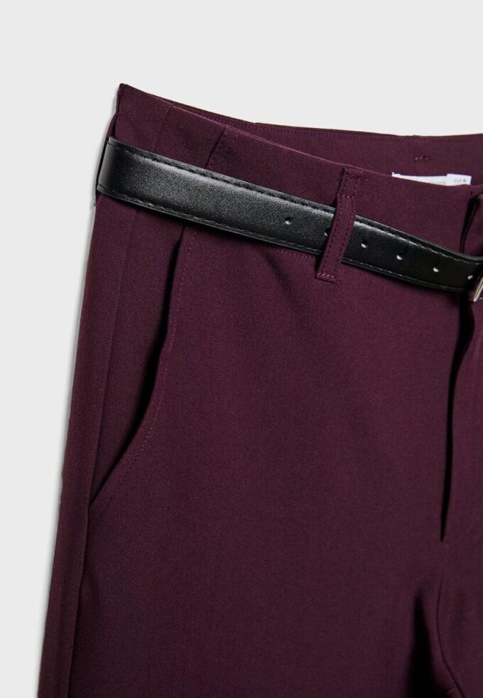 Soepelvallende, rechte broek met riem Soepelvallende, rechte broek met riem