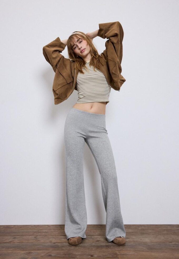 Soft-Touch broek met uitlopende pijpen en naaddetail aan de voorkant Soft-Touch broek met uitlopende pijpen en naaddetail aan de voorkant