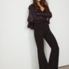 Soft-Touch broek met uitlopende pijpen en naaddetail aan de voorkant Soft-Touch broek met uitlopende pijpen en naaddetail aan de voorkant