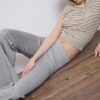 Soft-Touch broek met uitlopende pijpen en naaddetail aan de voorkant Soft-Touch broek met uitlopende pijpen en naaddetail aan de voorkant
