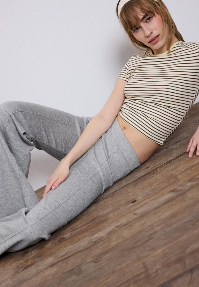 Soft-Touch broek met uitlopende pijpen en naaddetail aan de voorkant Soft-Touch broek met uitlopende pijpen en naaddetail aan de voorkant