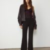 Soft-Touch broek met uitlopende pijpen en naaddetail aan de voorkant Soft-Touch broek met uitlopende pijpen en naaddetail aan de voorkant
