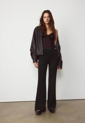 Soft-Touch broek met uitlopende pijpen en naaddetail aan de voorkant