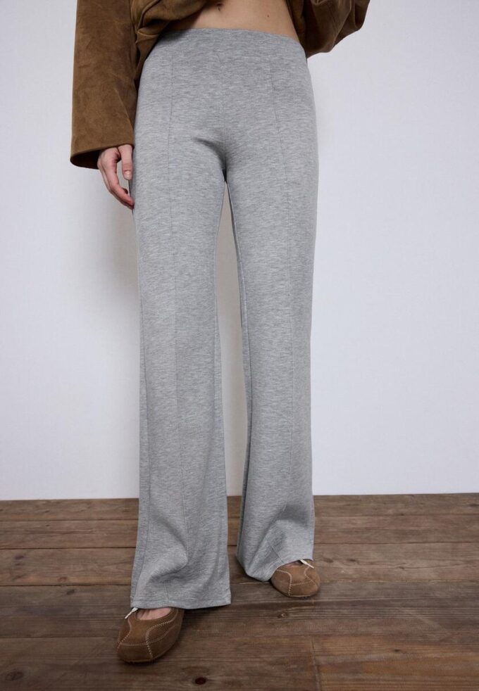 Soft-Touch broek met uitlopende pijpen en naaddetail aan de voorkant Soft-Touch broek met uitlopende pijpen en naaddetail aan de voorkant