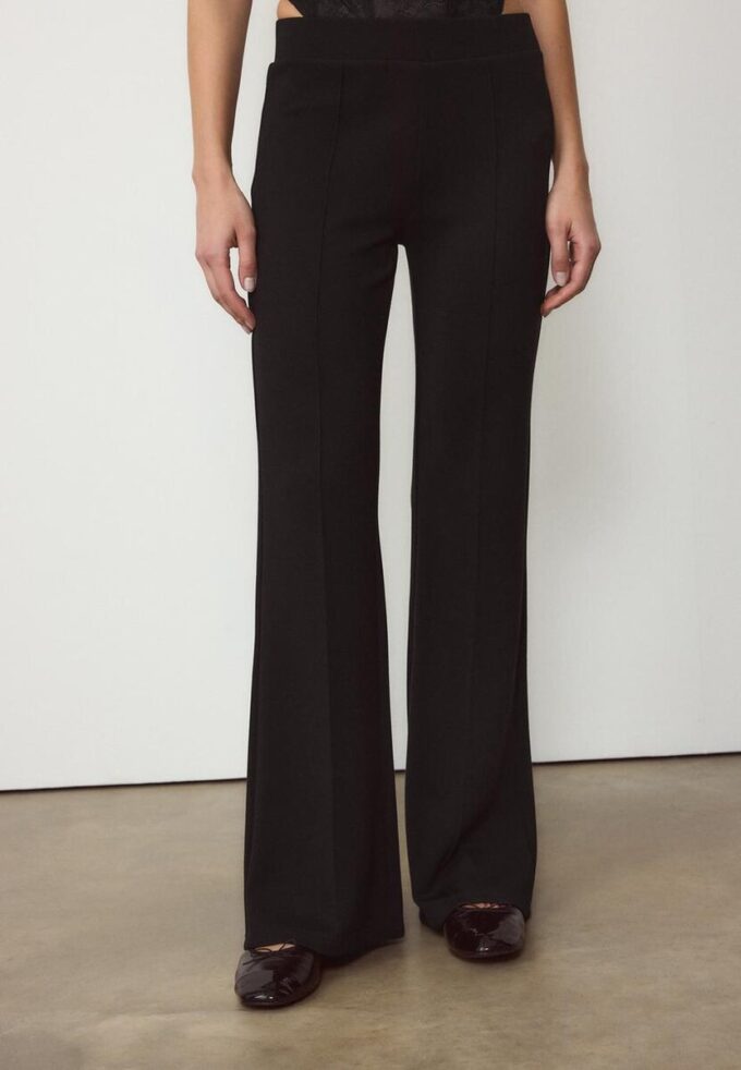 Soft-Touch broek met uitlopende pijpen en naaddetail aan de voorkant Soft-Touch broek met uitlopende pijpen en naaddetail aan de voorkant