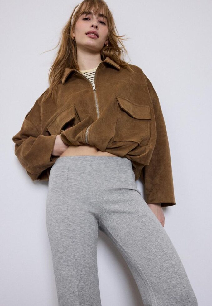 Soft-Touch broek met uitlopende pijpen en naaddetail aan de voorkant Soft-Touch broek met uitlopende pijpen en naaddetail aan de voorkant